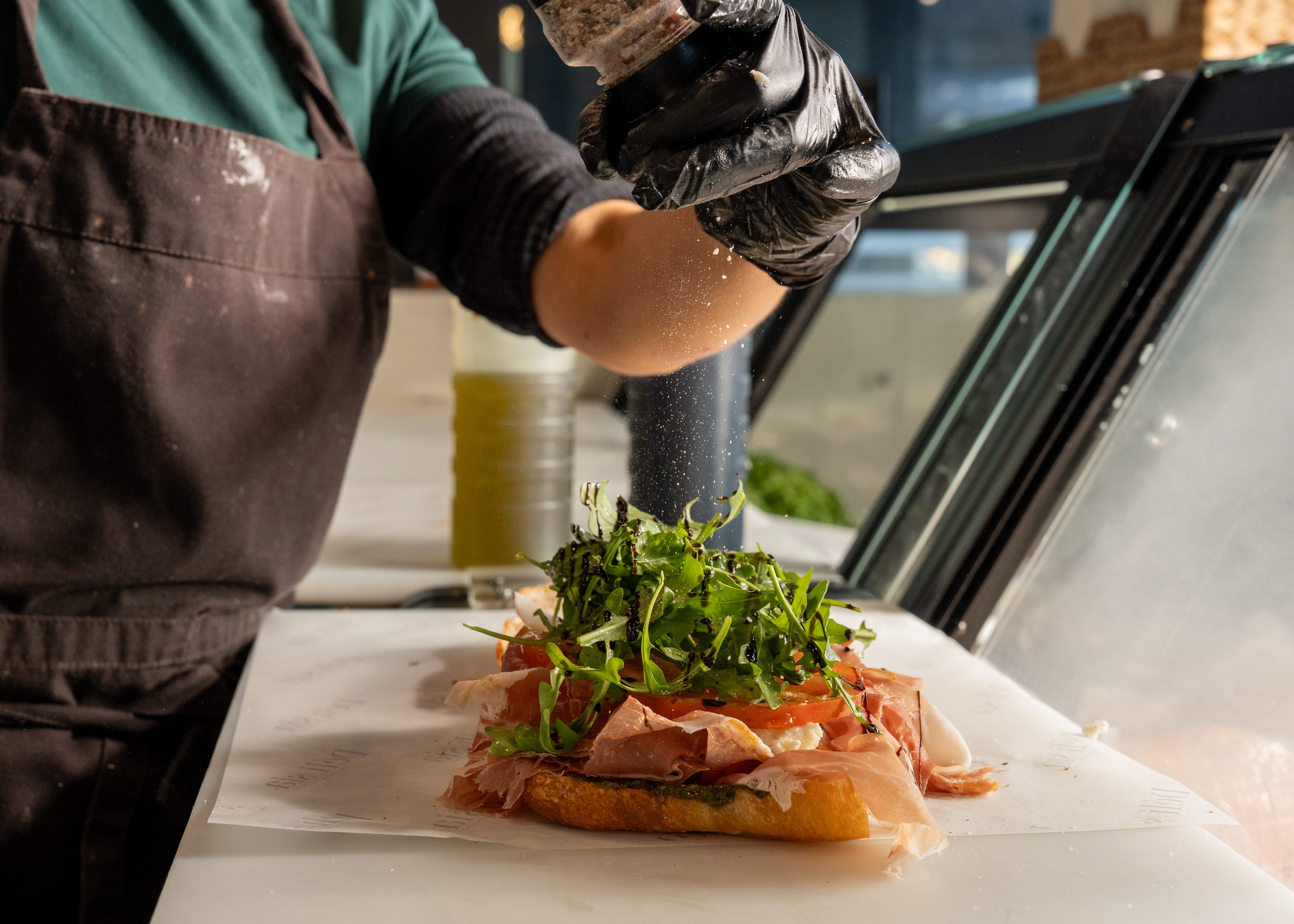 Délisia Davinci panino being assembled